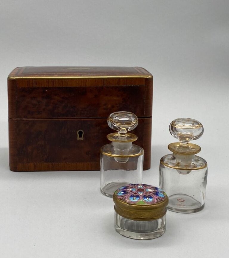 Boite à senteur, d'époque Napoléon III, en loupe d'orme, intérieur en satin ble…