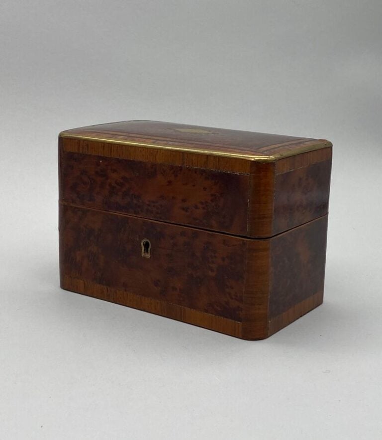 Boite à senteur, d'époque Napoléon III, en loupe d'orme, intérieur en satin ble…