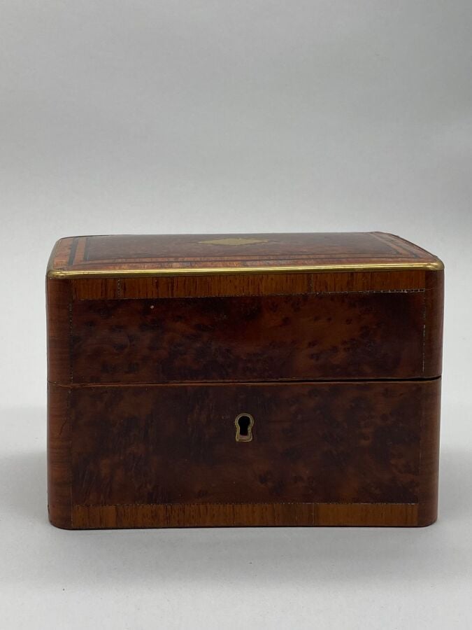 Boite à senteur, d'époque Napoléon III, en loupe d'orme, intérieur en satin ble…