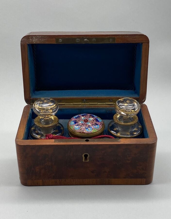 Boite à senteur, d'époque Napoléon III, en loupe d'orme, intérieur en satin ble…