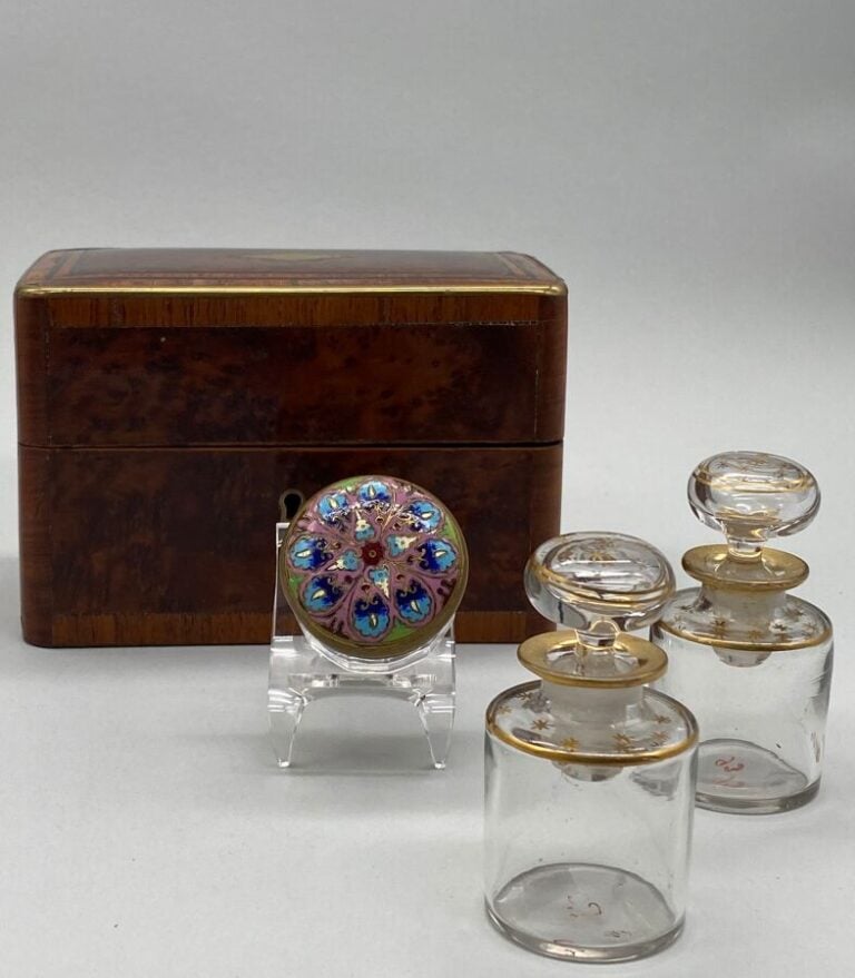 Boite à senteur, d'époque Napoléon III, en loupe d'orme, intérieur en satin ble…