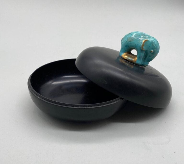 Boite en bakélite noire, 1925, la prise en forme de petit éléphant en céramique…