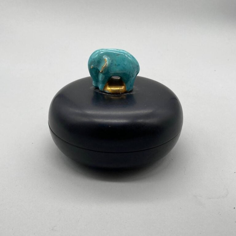 Boite en bakélite noire, 1925, la prise en forme de petit éléphant en céramique…