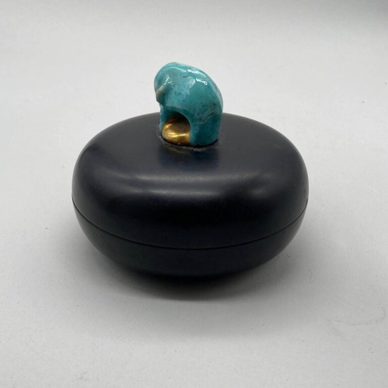Boite en bakélite noire, 1925, la prise en forme de petit éléphant en céramique…