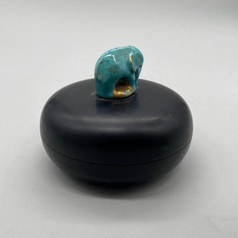 Boite en bakélite noire, 1925, la prise en forme de petit éléphant en céramique…