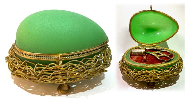 Boite en forme d'œuf en opaline verte satinée ouvrant sur un nécessaire a coutu…