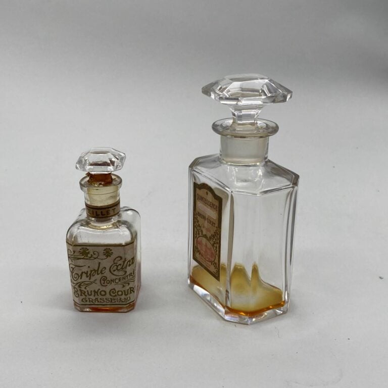 BRUNO COURT, 2 flacons, 1900-1910, dont : - - 1 flacon carafon en verre blanc p…