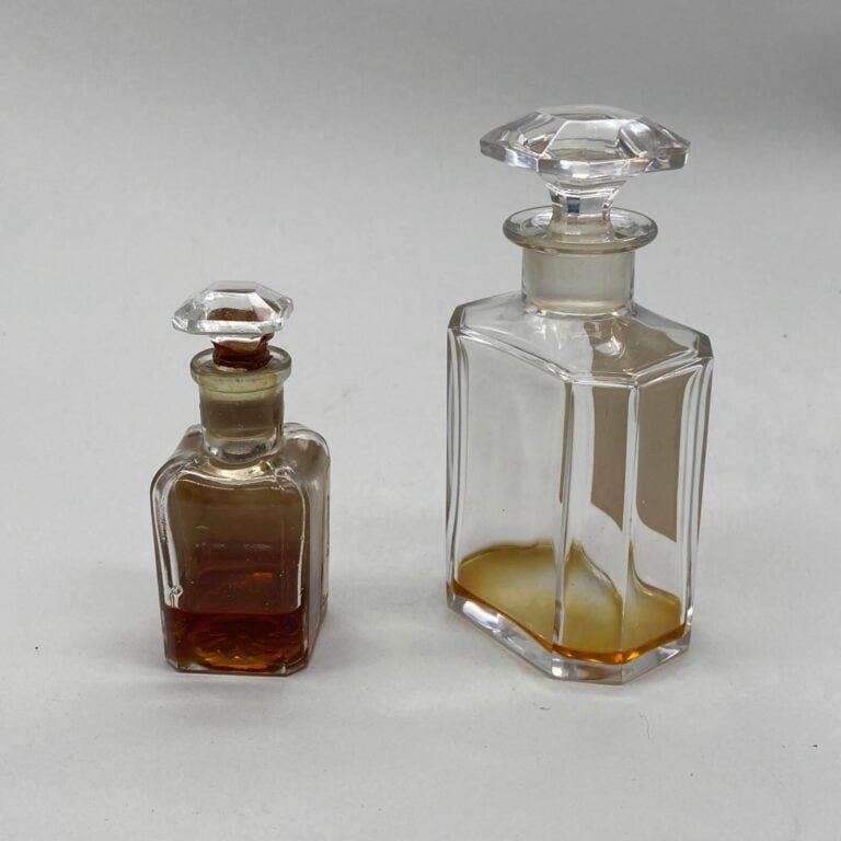 BRUNO COURT, 2 flacons, 1900-1910, dont : - - 1 flacon carafon en verre blanc p…