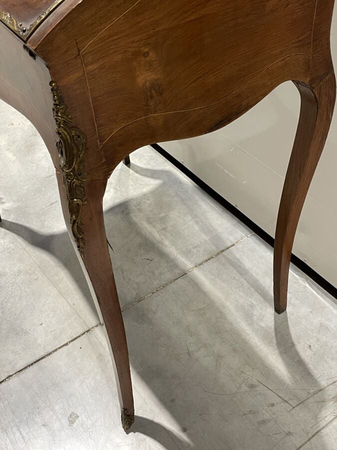 BUREAU dos d'âne en placage de marqueterie à décor floral ouvrant par un abatta…