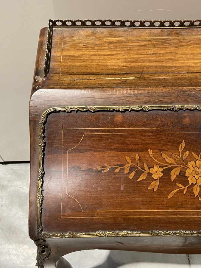 BUREAU dos d'âne en placage de marqueterie à décor floral ouvrant par un abatta…