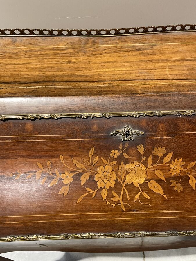 BUREAU dos d'âne en placage de marqueterie à décor floral ouvrant par un abatta…