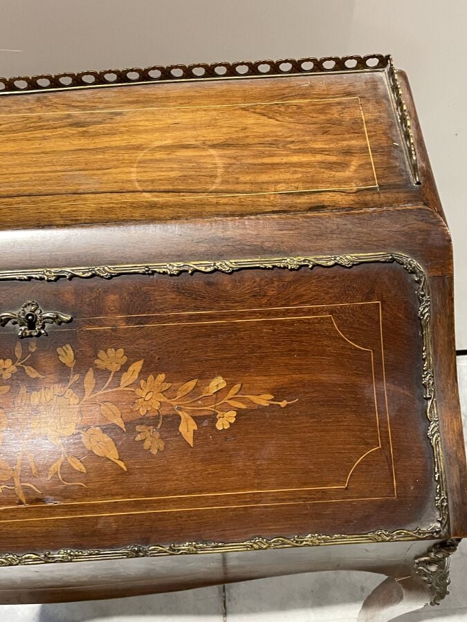 BUREAU dos d'âne en placage de marqueterie à décor floral ouvrant par un abatta…
