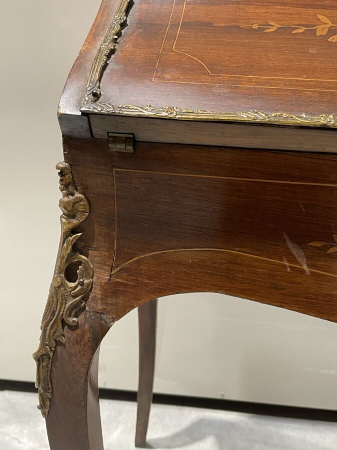 BUREAU dos d'âne en placage de marqueterie à décor floral ouvrant par un abatta…