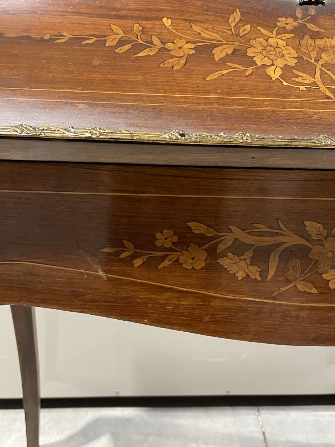 BUREAU dos d'âne en placage de marqueterie à décor floral ouvrant par un abatta…