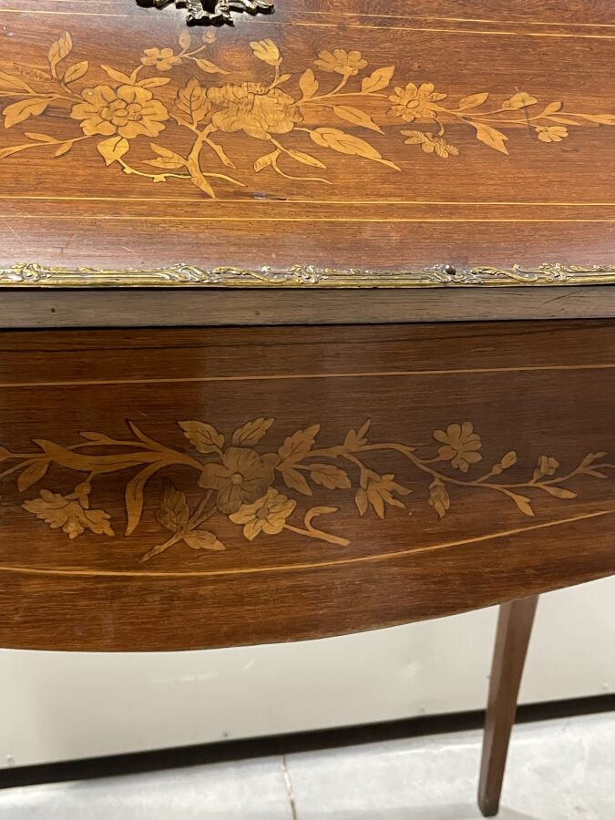 BUREAU dos d'âne en placage de marqueterie à décor floral ouvrant par un abatta…