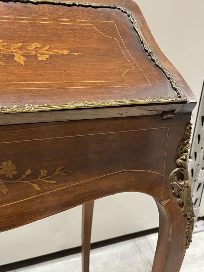 BUREAU dos d'âne en placage de marqueterie à décor floral ouvrant par un abatta…