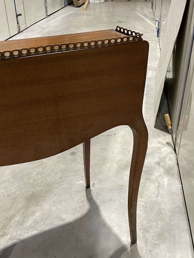 BUREAU dos d'âne en placage de marqueterie à décor floral ouvrant par un abatta…
