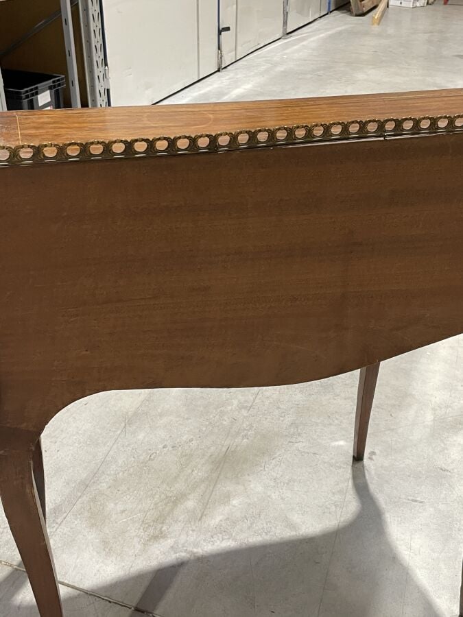 BUREAU dos d'âne en placage de marqueterie à décor floral ouvrant par un abatta…