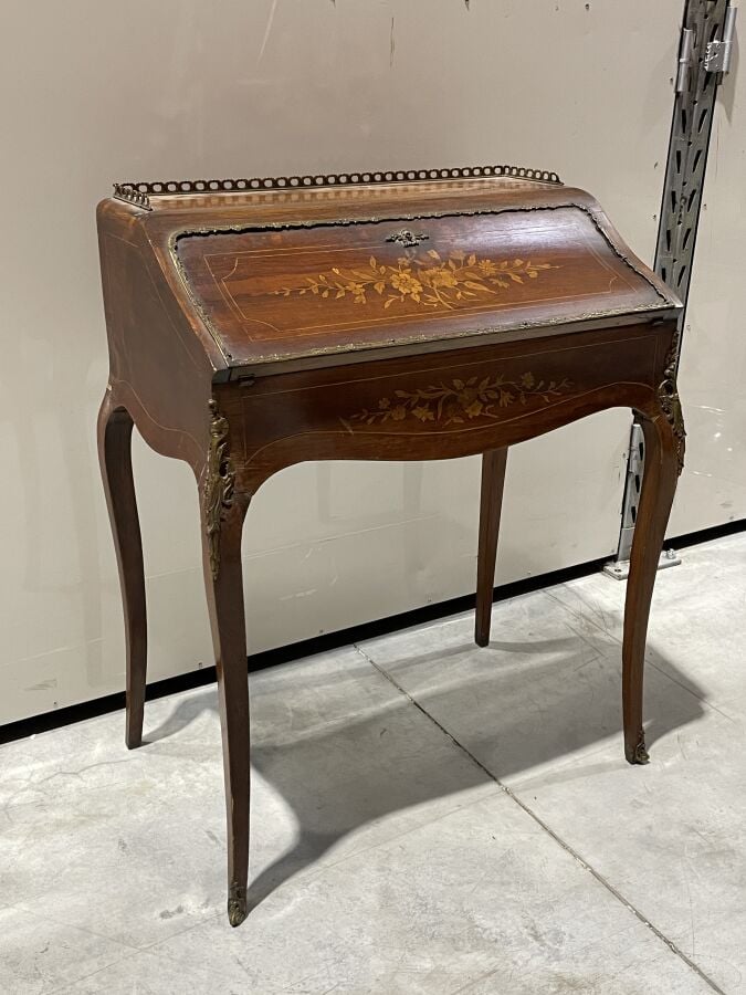 BUREAU dos d'âne en placage de marqueterie à décor floral ouvrant par un abatta…
