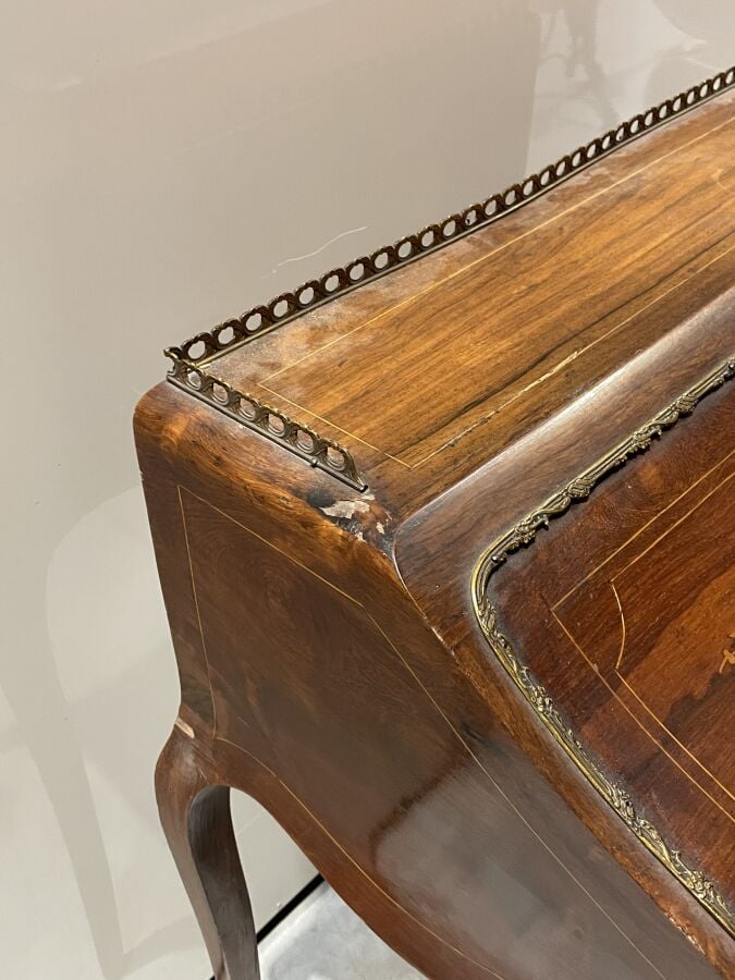BUREAU dos d'âne en placage de marqueterie à décor floral ouvrant par un abatta…