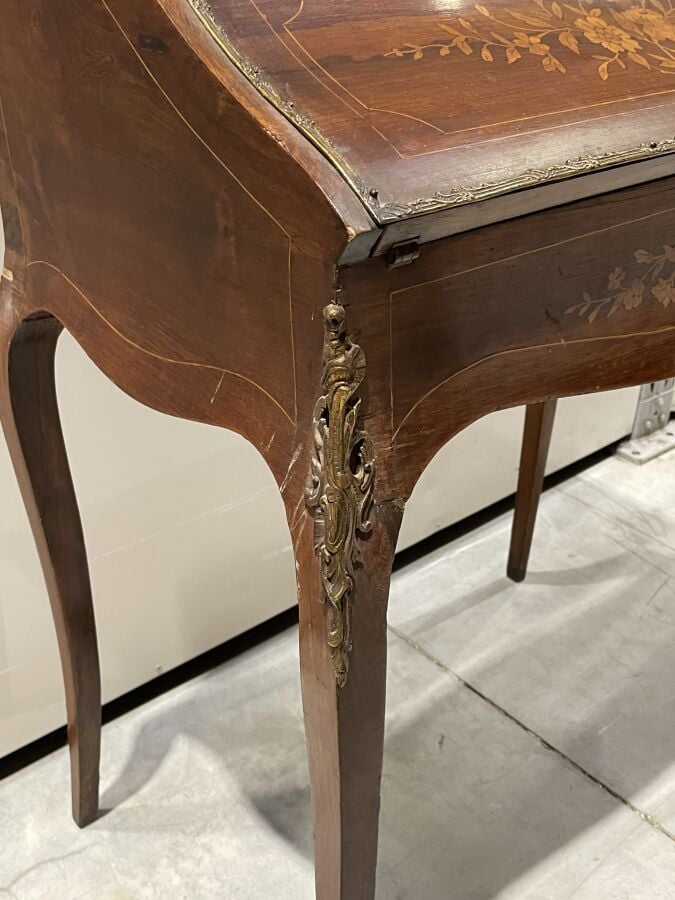 BUREAU dos d'âne en placage de marqueterie à décor floral ouvrant par un abatta…