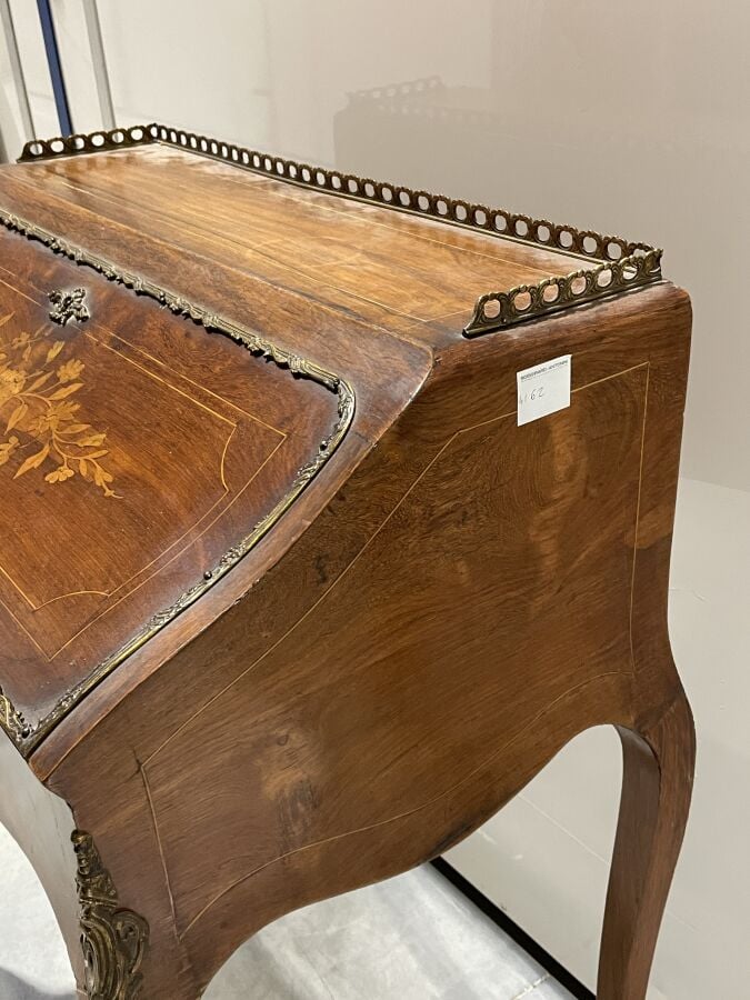 BUREAU dos d'âne en placage de marqueterie à décor floral ouvrant par un abatta…