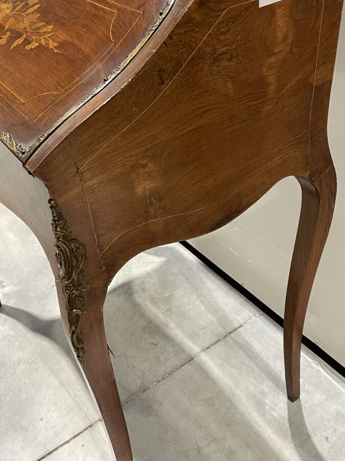 BUREAU dos d'âne en placage de marqueterie à décor floral ouvrant par un abatta…