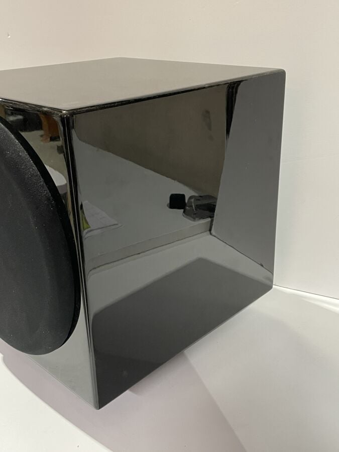 CAISSON DE BASSE TRIANGLE METEOR - Vendu en l'état, sans cables - Petites rayur…