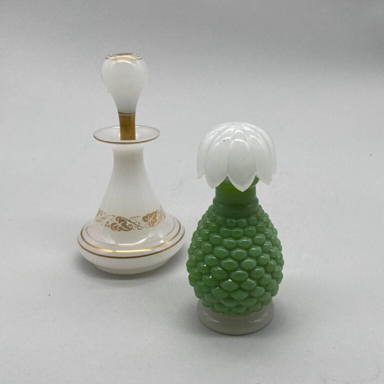 CARRERE Paris, 2 flacons dont : - -1 flacon en opaline blanche, 1950, à décor d…