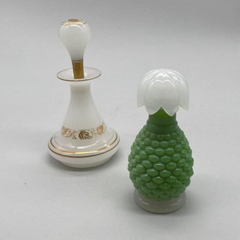 CARRERE Paris, 2 flacons dont : - -1 flacon en opaline blanche, 1950, à décor d…