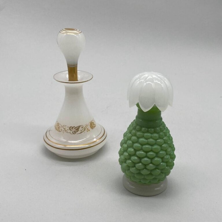 CARRERE Paris, 2 flacons dont : - -1 flacon en opaline blanche, 1950, à décor d…
