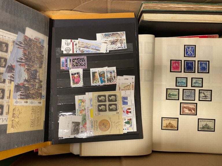Carton rempli d'albums et de pages de timbres du monde. - Tous états. - Neufs e…