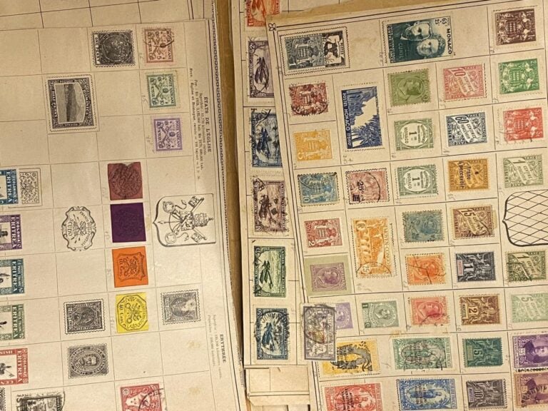 Carton rempli d'albums et de pages de timbres du monde. - Tous états. - Neufs e…
