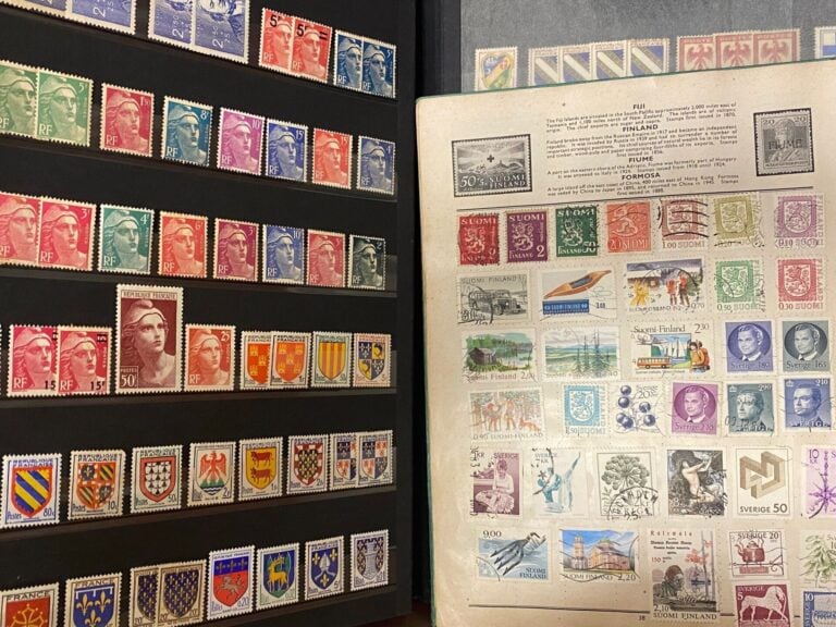 Carton rempli d'albums et de pages de timbres du monde. - Tous états. - Neufs e…