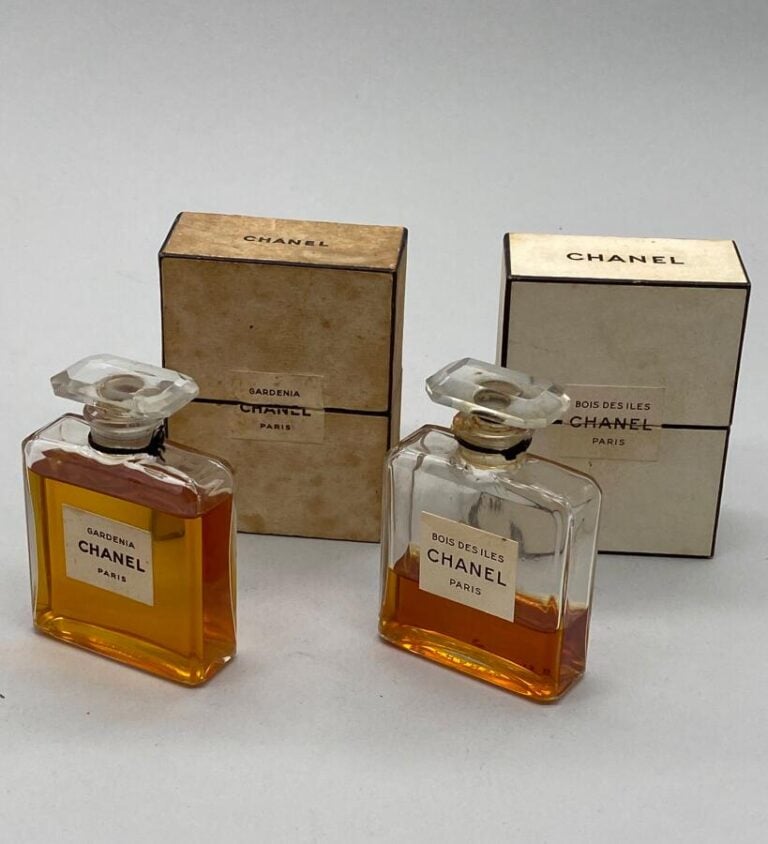 CHANEL, 2 flacons pour "Bois des îles" et "Gardénia" , à bouchon émeri , dans l…