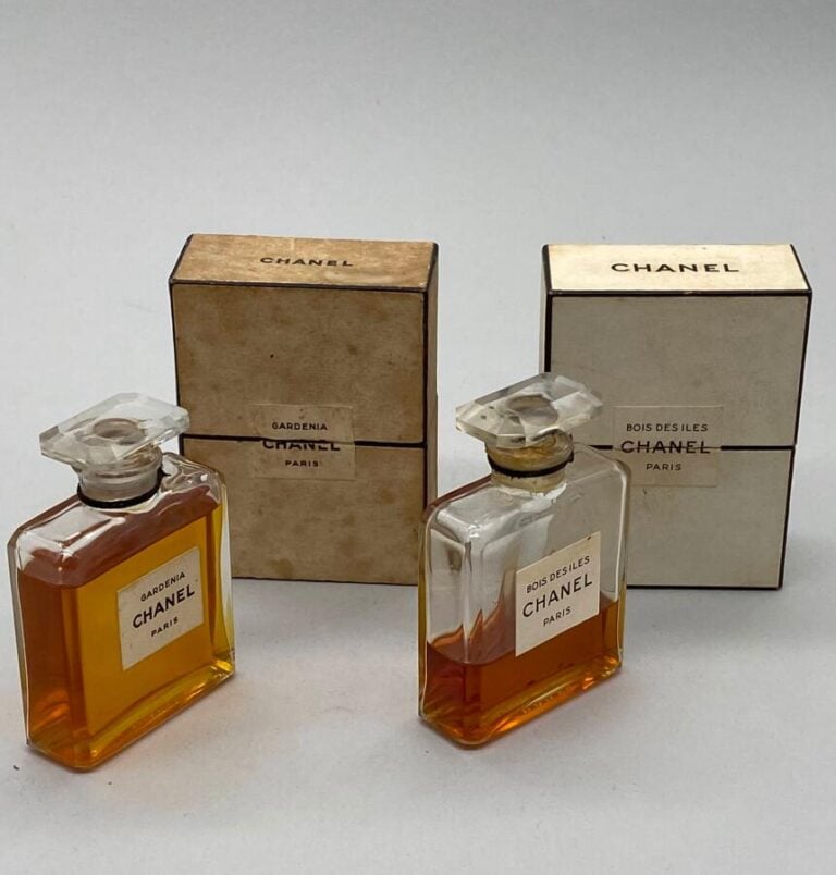 CHANEL, 2 flacons pour "Bois des îles" et "Gardénia" , à bouchon émeri , dans l…