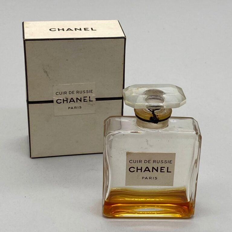 CHANEL, 2 flacons pour "Cuir de Russie", dans leur boîte d'origine à bouchon ém…