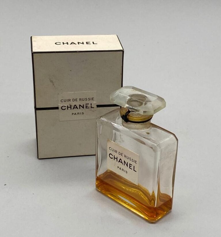 CHANEL, 2 flacons pour "Cuir de Russie", dans leur boîte d'origine à bouchon ém…