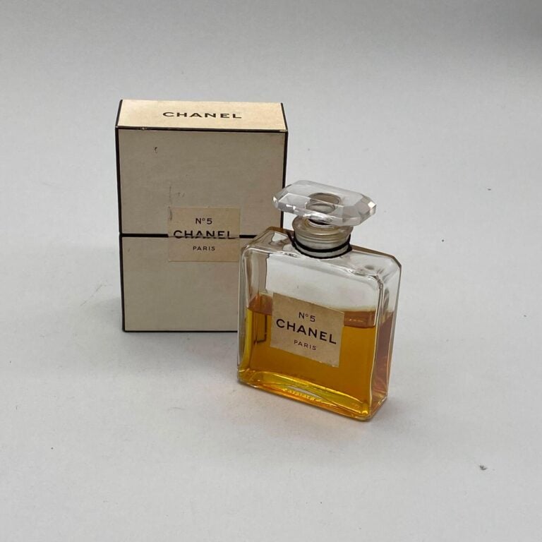 CHANEL, 3 flacons pour "Chanel N°5", à bouchon émeri, dans leurs boîte d'origin…