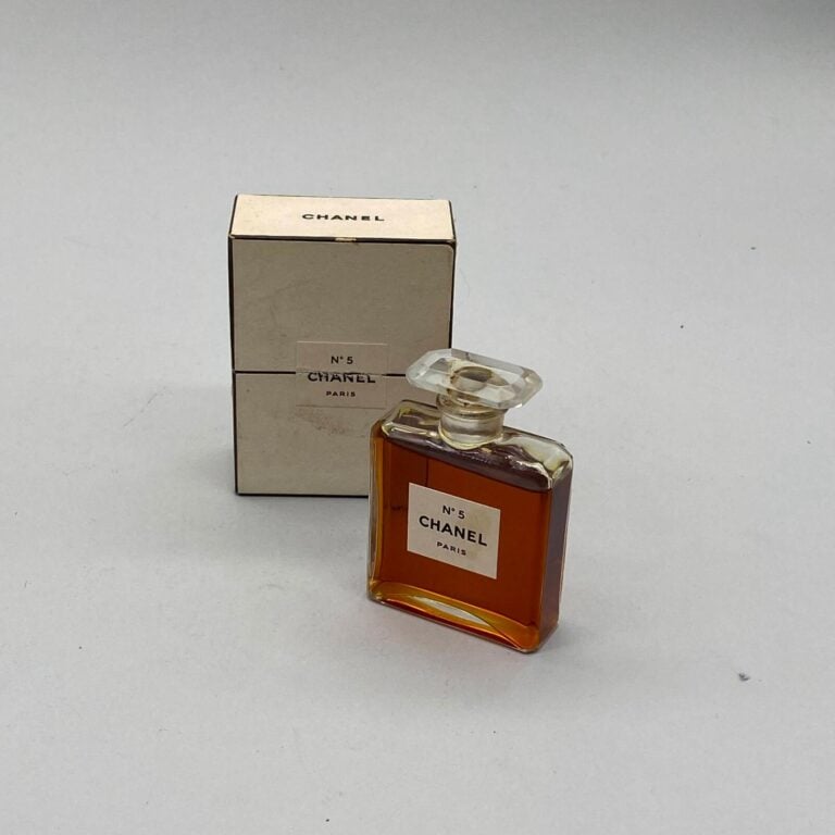 CHANEL, 3 flacons pour "Chanel N°5", à bouchon émeri, dans leurs boîte d'origin…