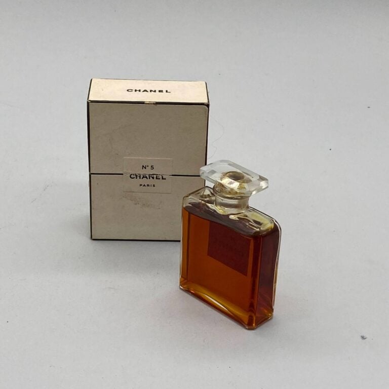 CHANEL, 3 flacons pour "Chanel N°5", à bouchon émeri, dans leurs boîte d'origin…