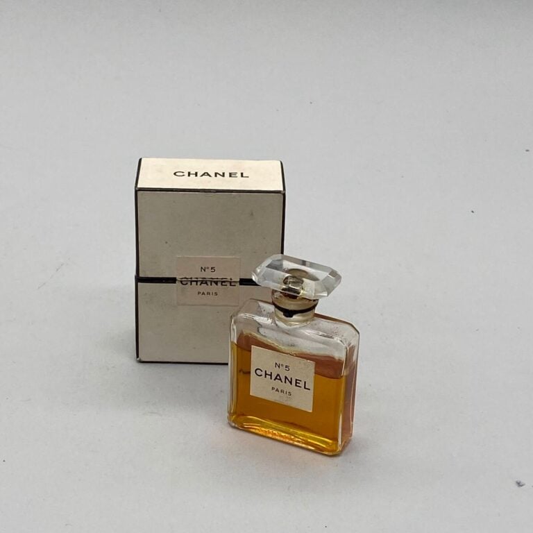 CHANEL, 3 flacons pour "Chanel N°5", à bouchon émeri, dans leurs boîte d'origin…