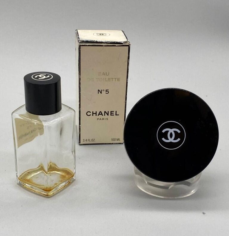 CHANEL, 3 lots : - - Eau de toilette "Chanel N°5", à bouchon vissé, dans sa boî…