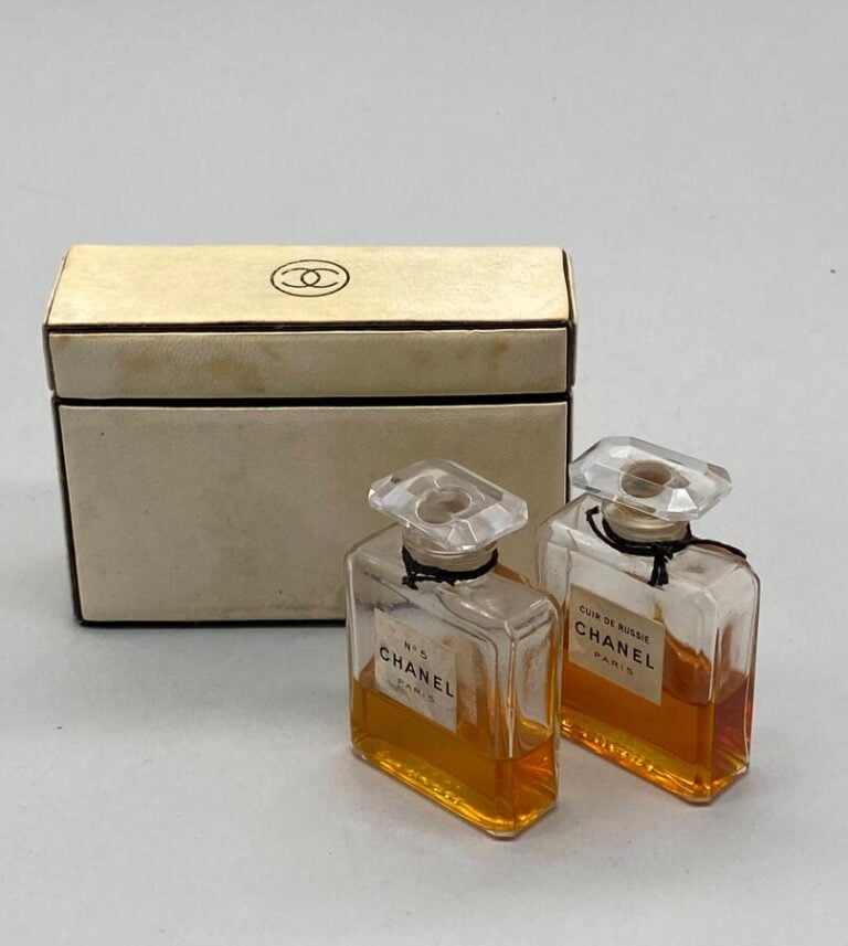 CHANEL, 3 lots : - - Eau de toilette "Chanel N°5", à bouchon vissé, dans sa boî…