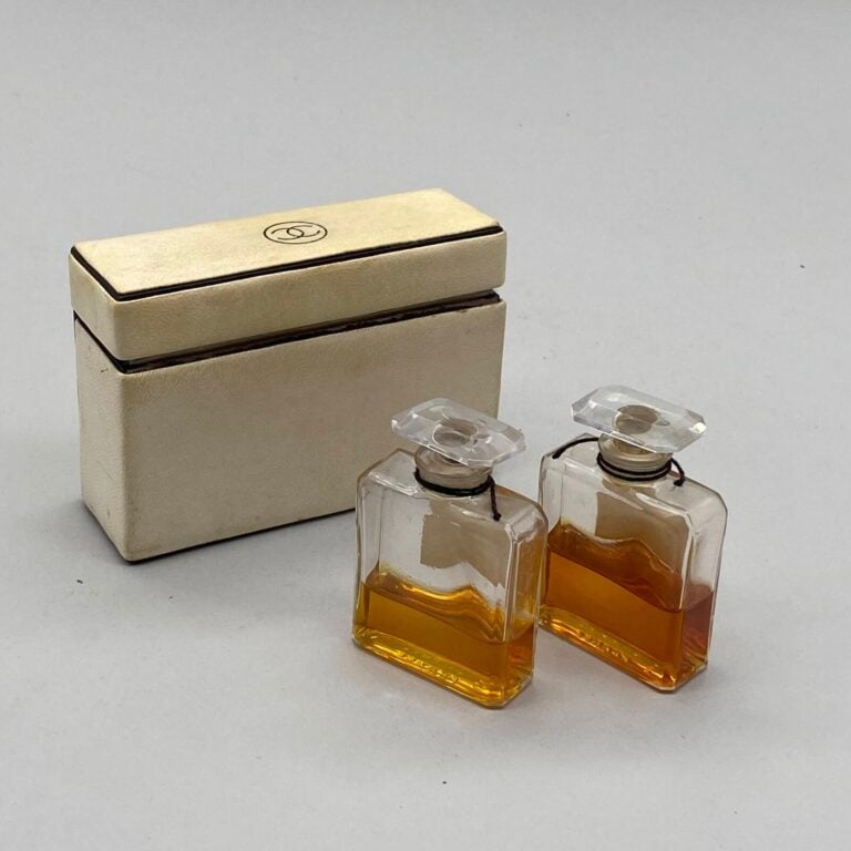 CHANEL, 3 lots : - - Eau de toilette "Chanel N°5", à bouchon vissé, dans sa boî…