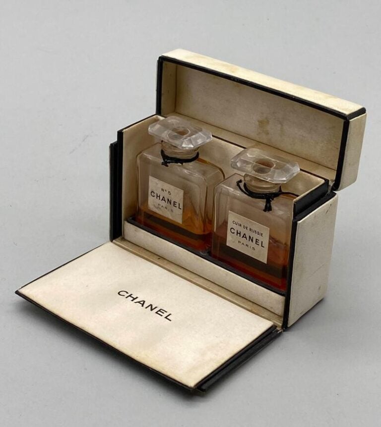 CHANEL, 3 lots : - - Eau de toilette "Chanel N°5", à bouchon vissé, dans sa boî…