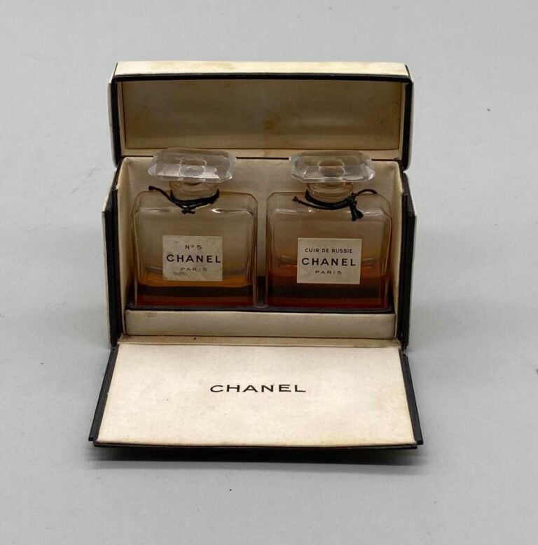 CHANEL, 3 lots : - - Eau de toilette "Chanel N°5", à bouchon vissé, dans sa boî…
