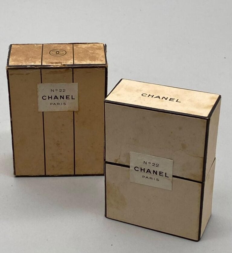 CHANEL, "Chanel N°22", flacon à bouchon émeri, dans sa boîte et sa sur-boîte, j…