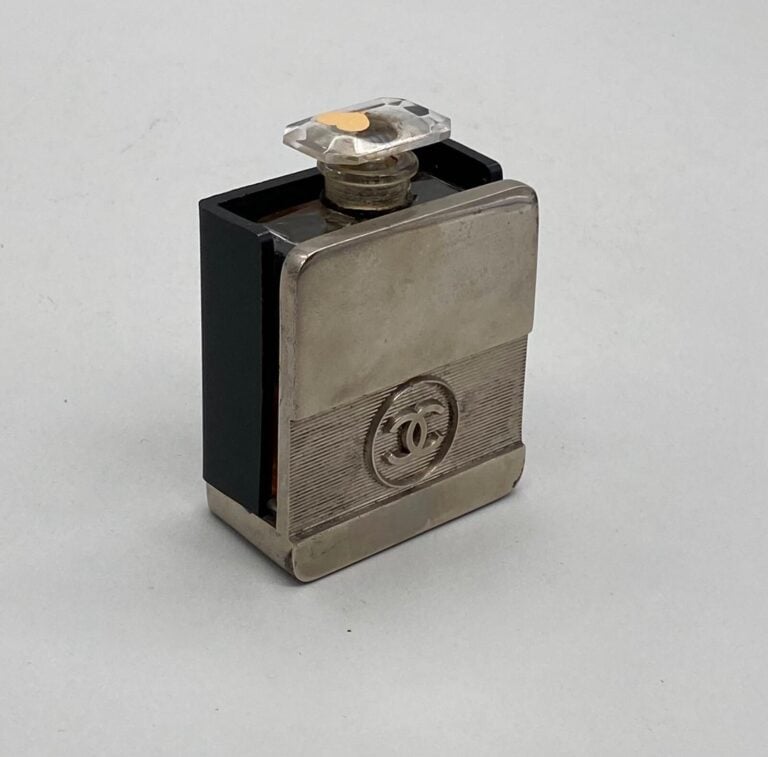 CHANEL, "Chanel N°5", Flacon de voyage dans sa présentation curieuse en métal e…