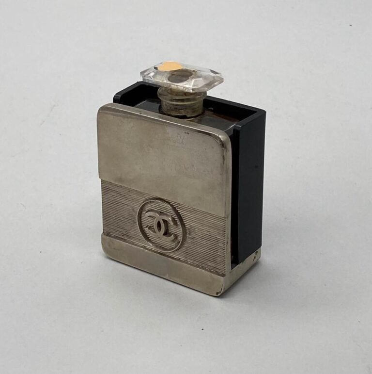 CHANEL, "Chanel N°5", Flacon de voyage dans sa présentation curieuse en métal e…
